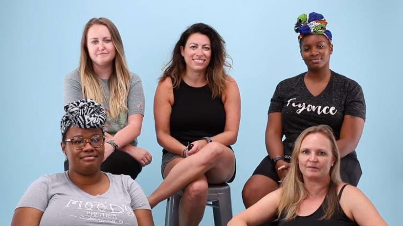 Carrie Kerns y el equipo de Carrafina Private Label durante un caso de estudio de fotografía con modelo en vivo