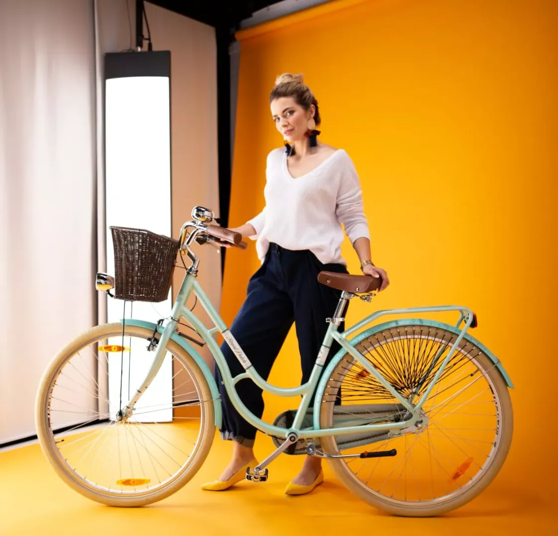 Modelo junto a una bicicleta en el estudio de fotografía con modelo en vivo de Orbitvu