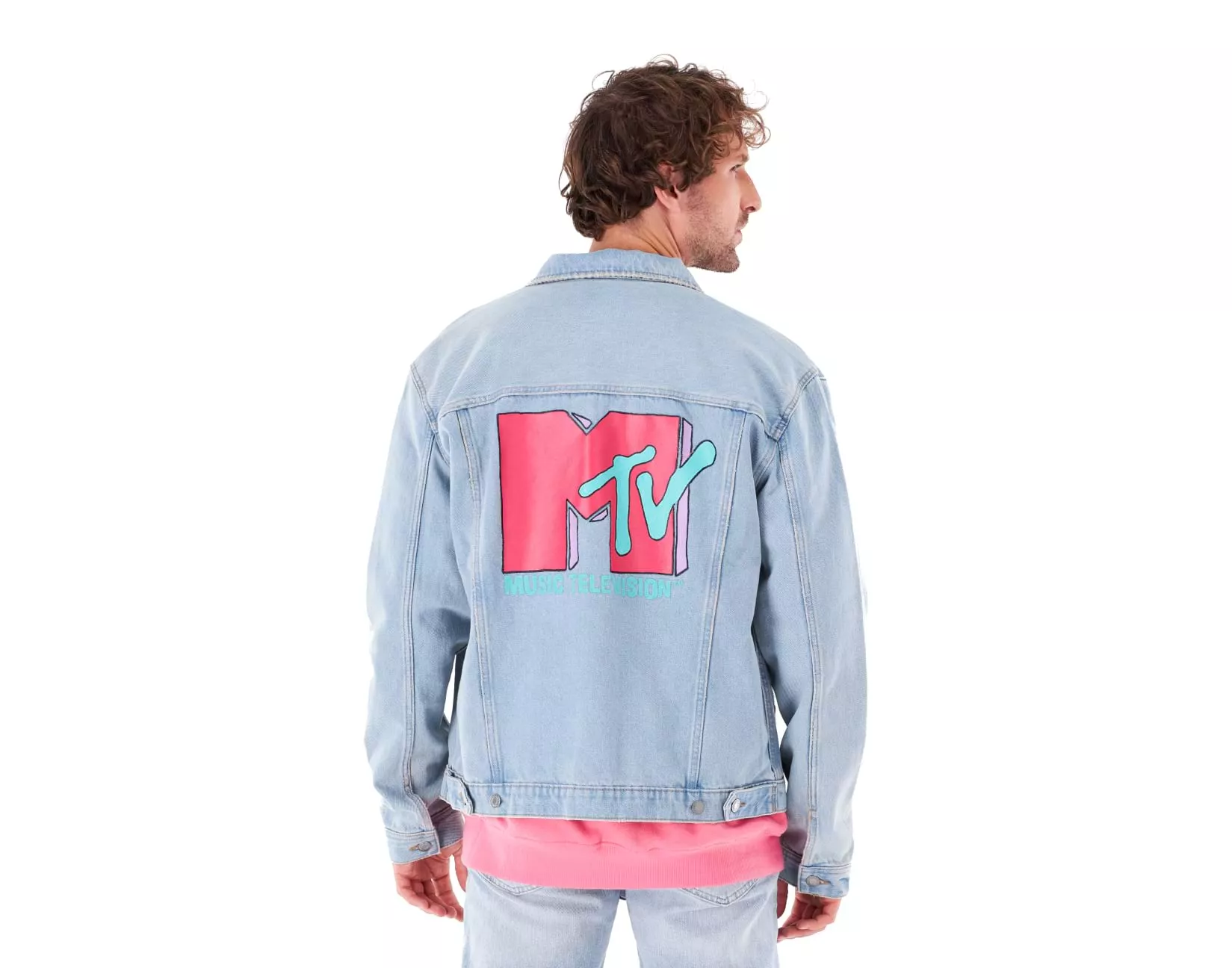Hombre con chaqueta vaquera en una sesión de fotografía de moda con modelo en vivo