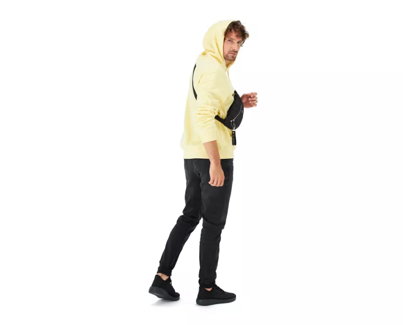 Hombre con sudadera amarilla en una sesión de fotografía de moda con modelo en vivo