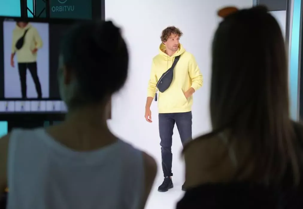 Vista previa de posicionamiento del modelo en el estudio de fotografía con modelo en vivo de Orbitvu