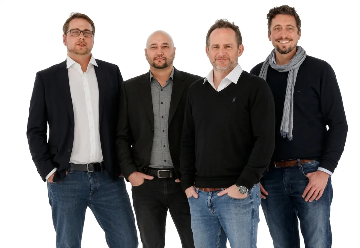 Retrato grupal de seis profesionales con vestimenta smart casual