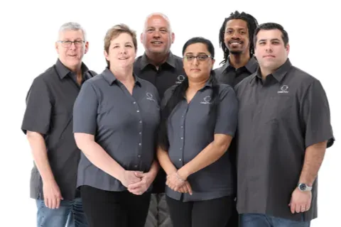Retrato profesional de equipo con polos corporativos a juego
