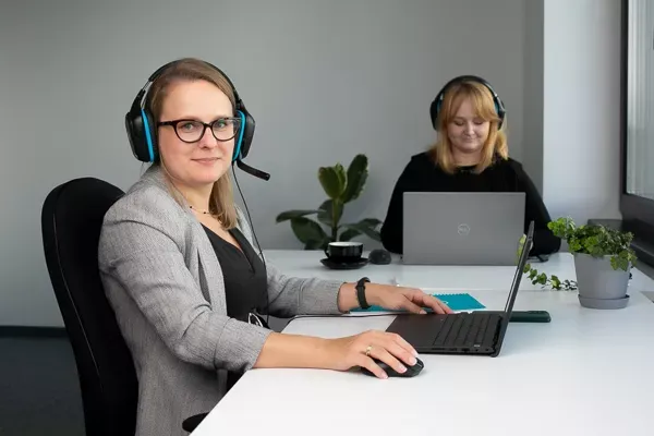 Dos agentes de atención al cliente trabajando en la oficina