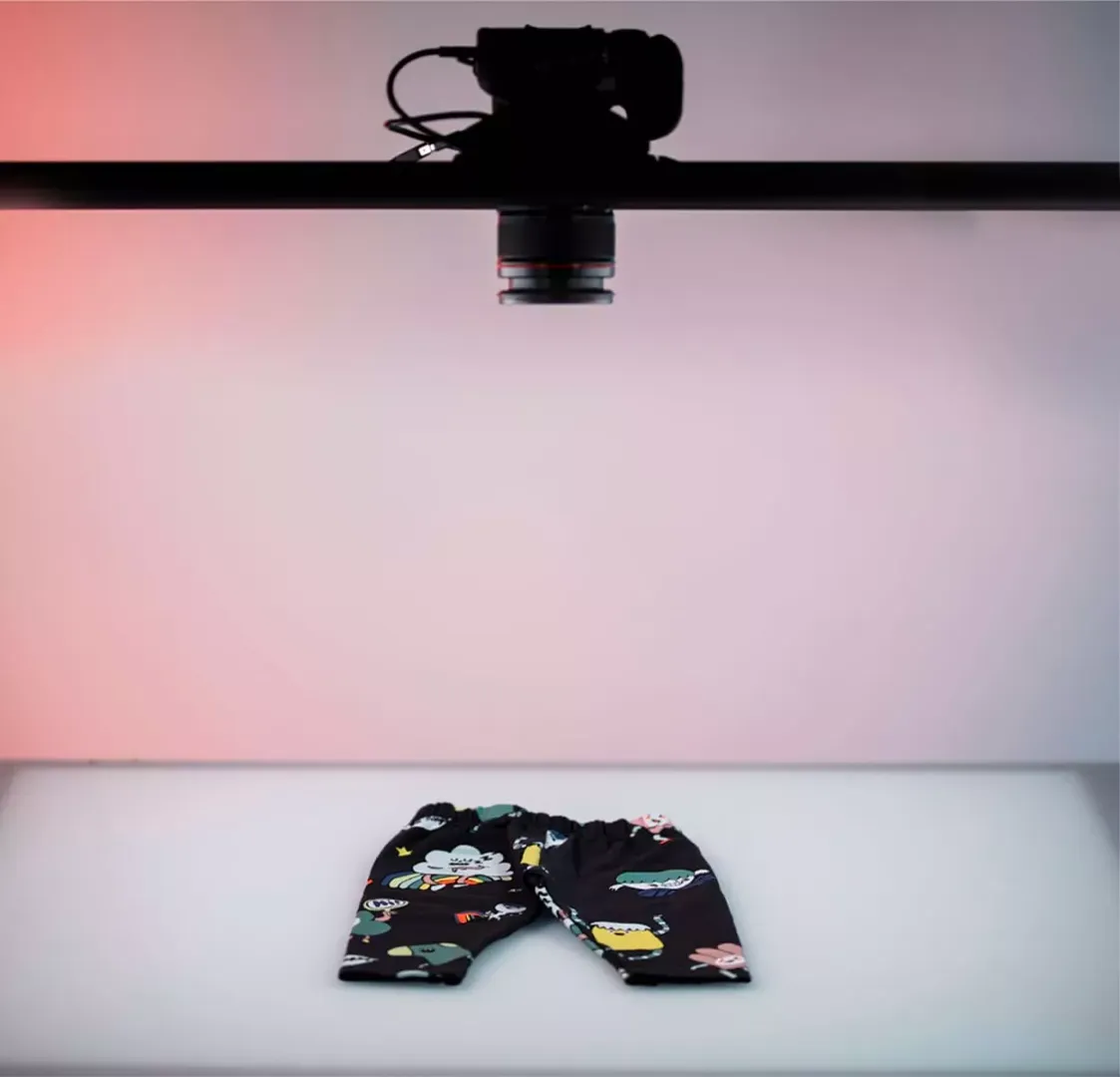 Configuración de fotografía plana con cámara cenital en el estudio Orbitvu