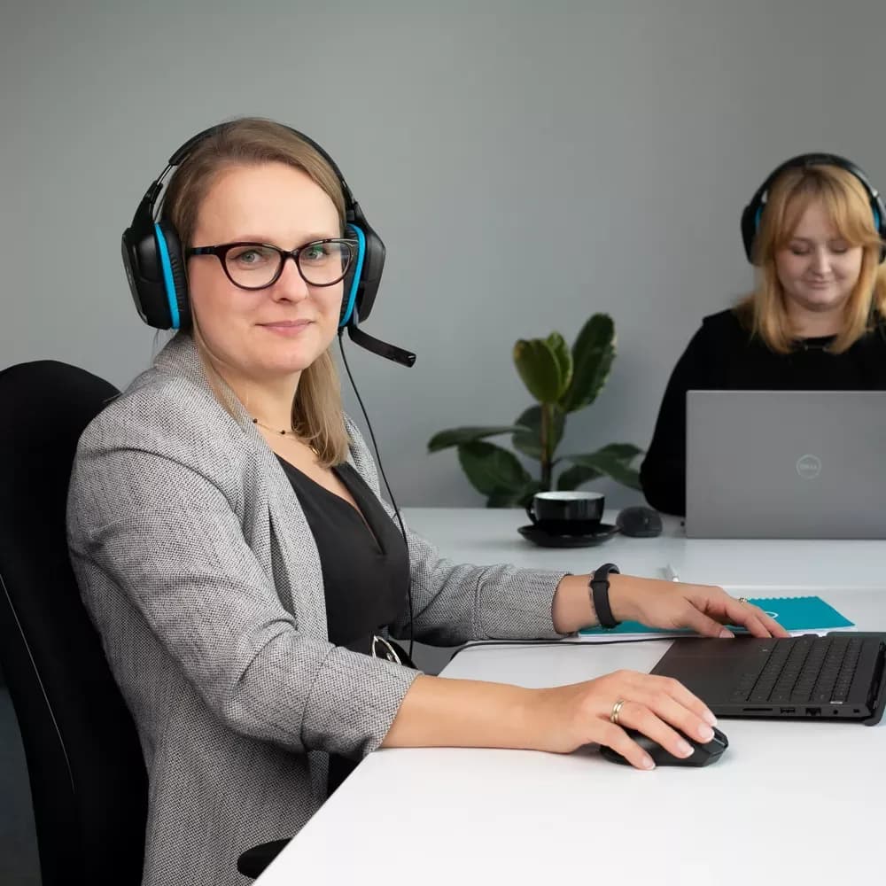 Dos agentes de atención al cliente trabajando en la oficina