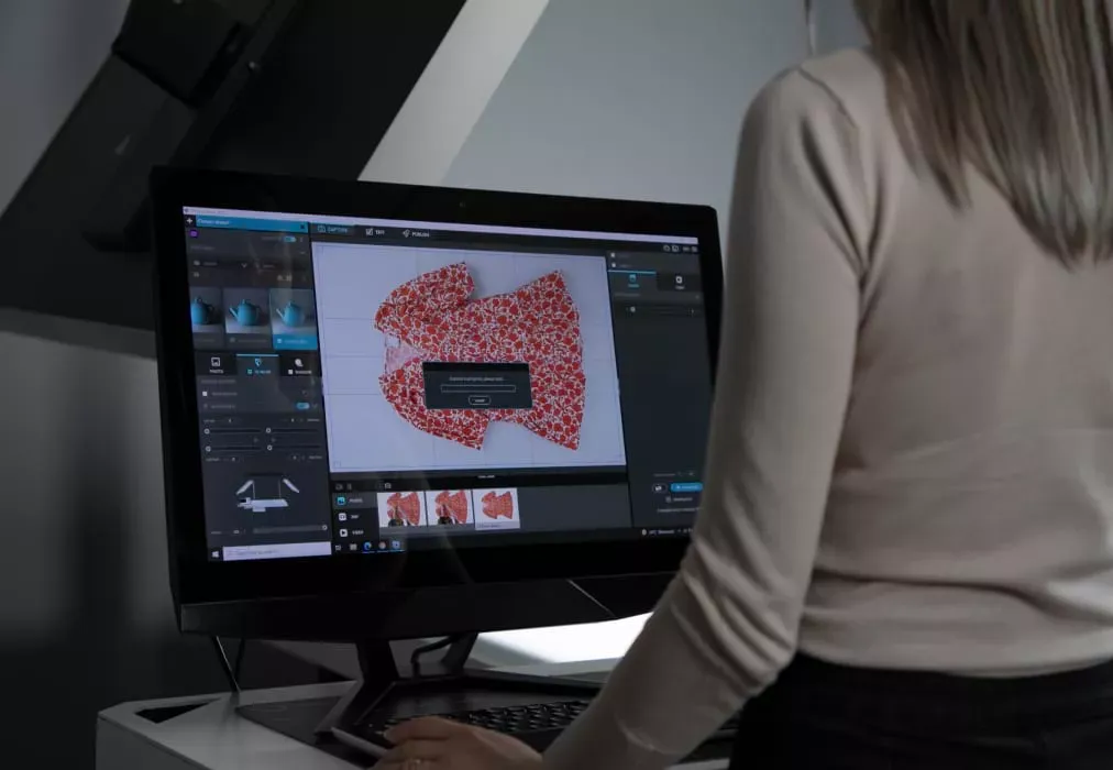 Uso de software automatizado para procesar una foto plana de una prenda