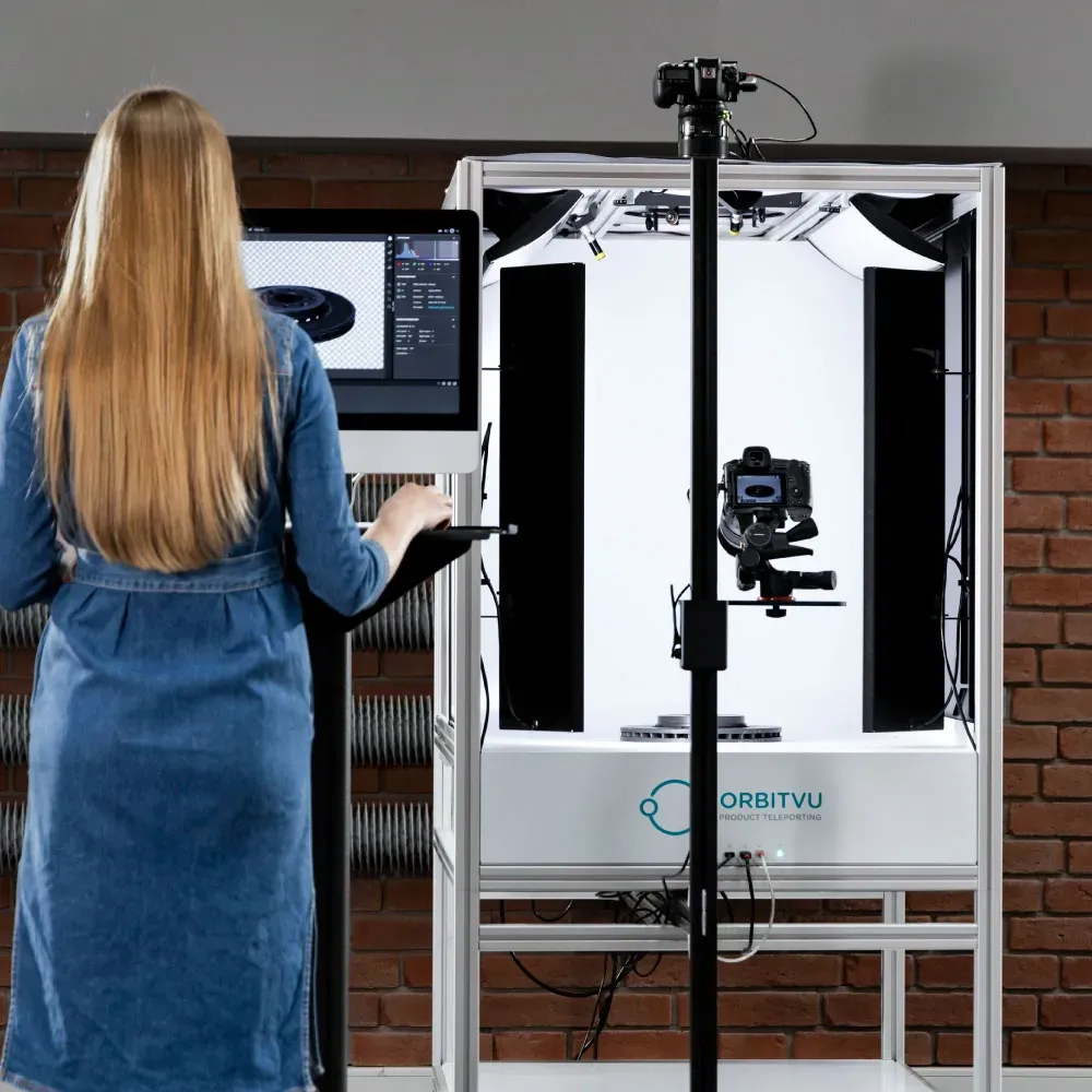 Mujer manejando una configuración de fotostudio Orbitvu