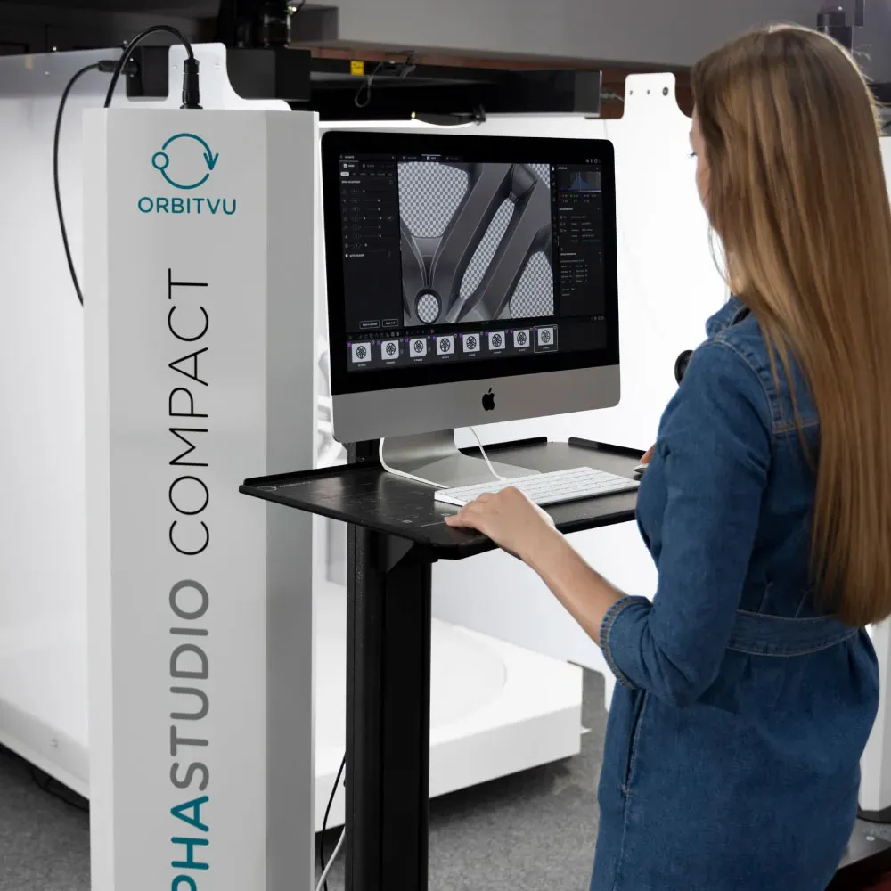 Mujer usando Orbitvu Alphastudio Compact