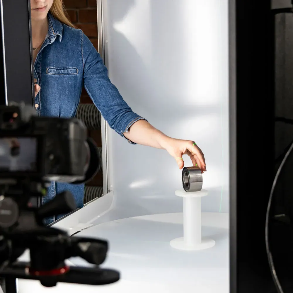 Colocación de producto en un estudio fotográfico con lightbox