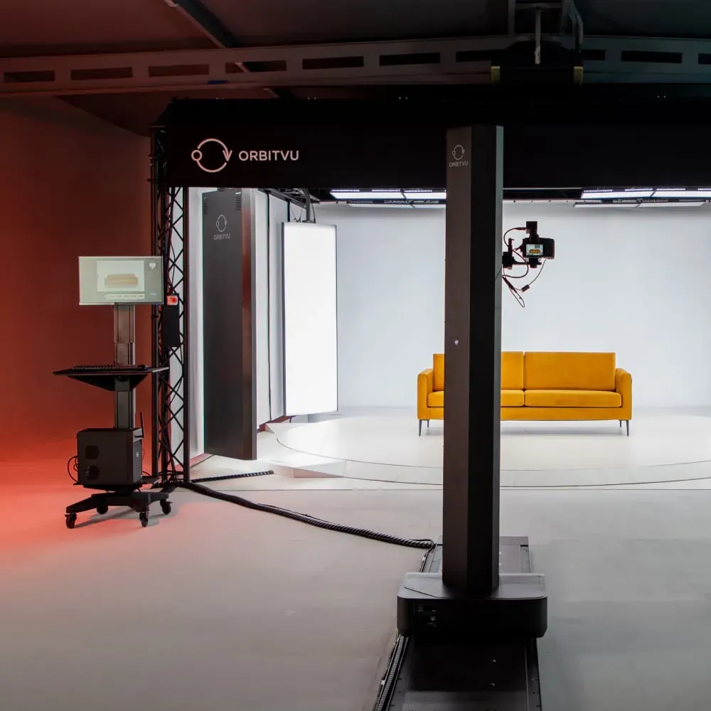 Configuración de estudio Orbitvu de fotografía de mobiliario con sofá amarillo