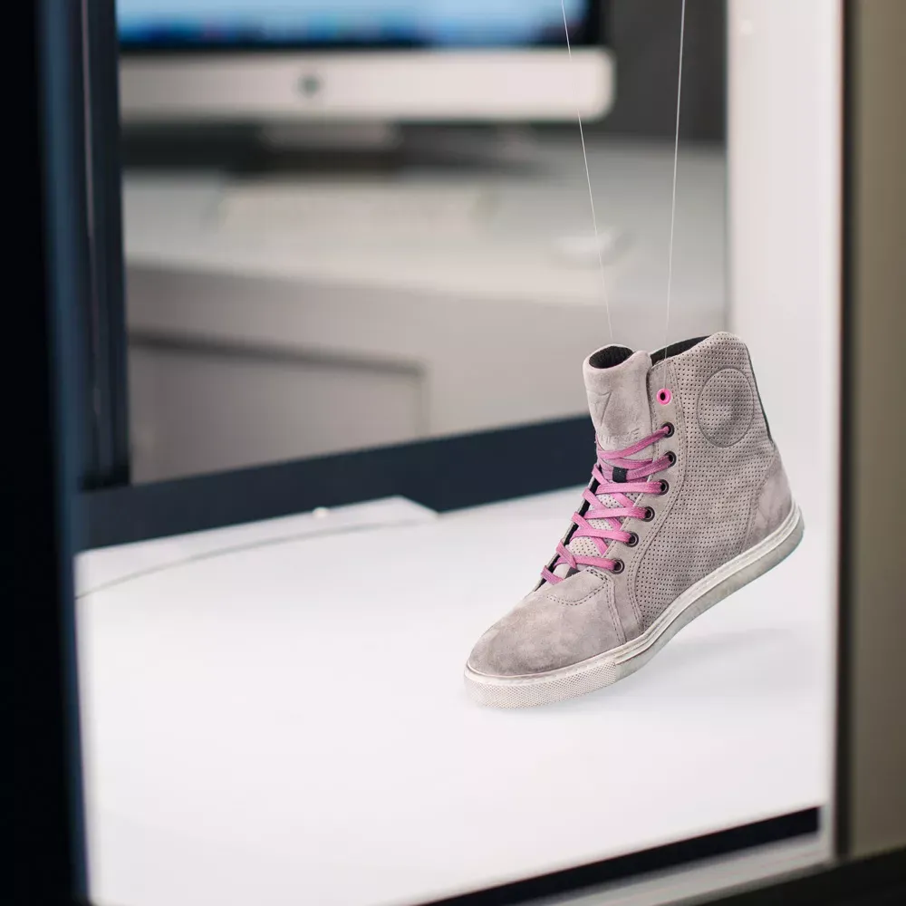 Foto de producto de sneaker gris de ante de caña alta con cordones rosas