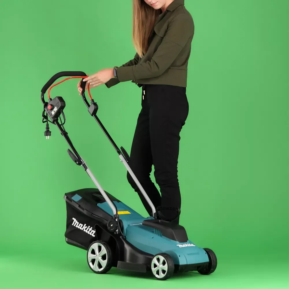 Mujer mostrando un producto Makita sobre fondo verde