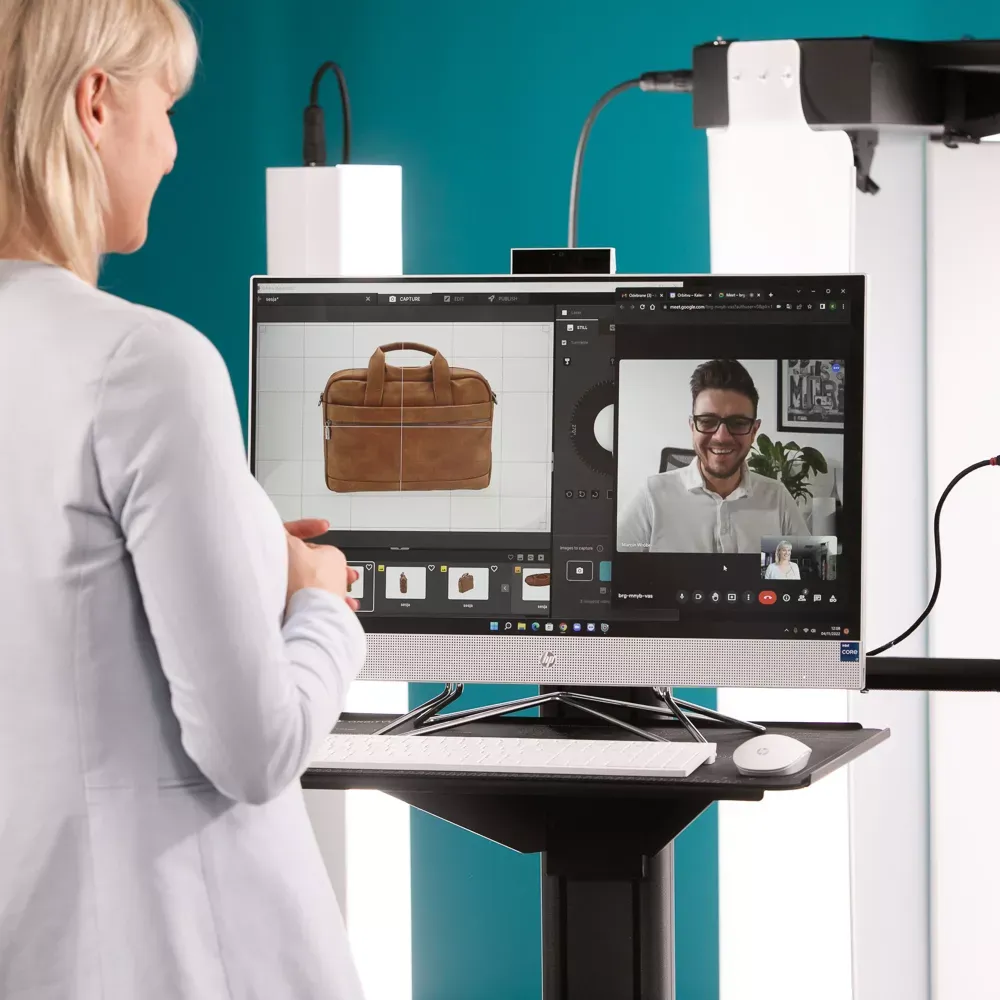 Mujer revisando una foto de producto en un monitor