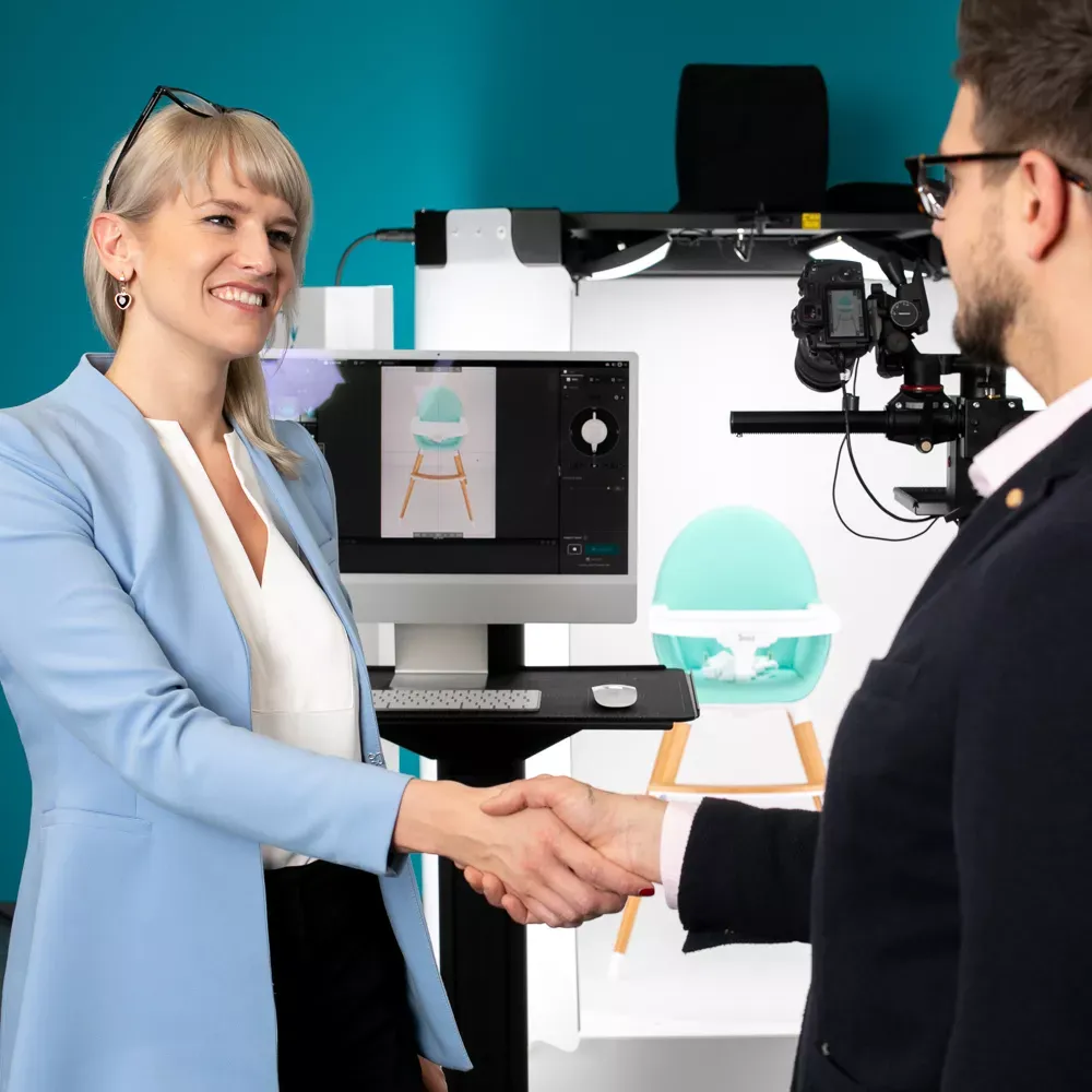Dos personas dándose la mano cerca de un estudio fotográfico
