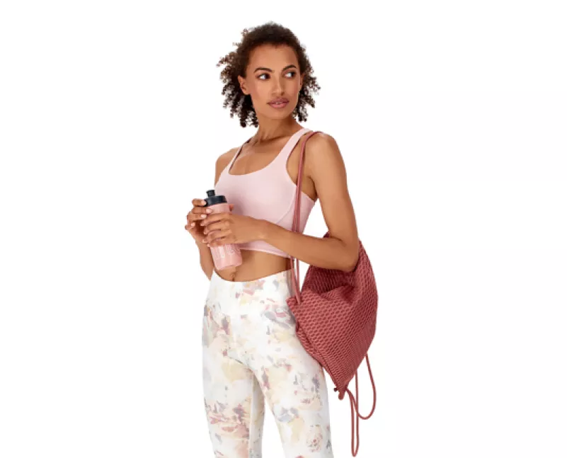 Detalle de modelo de moda con atuendo deportivo