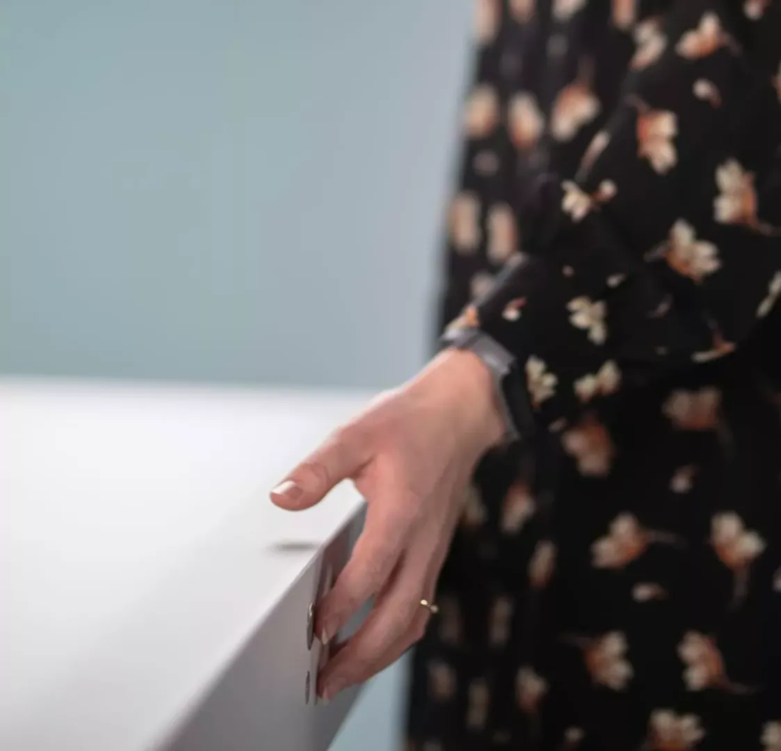 Marcas de posicionamiento en una mesa de fotografía plana para una imagen de marca coherente