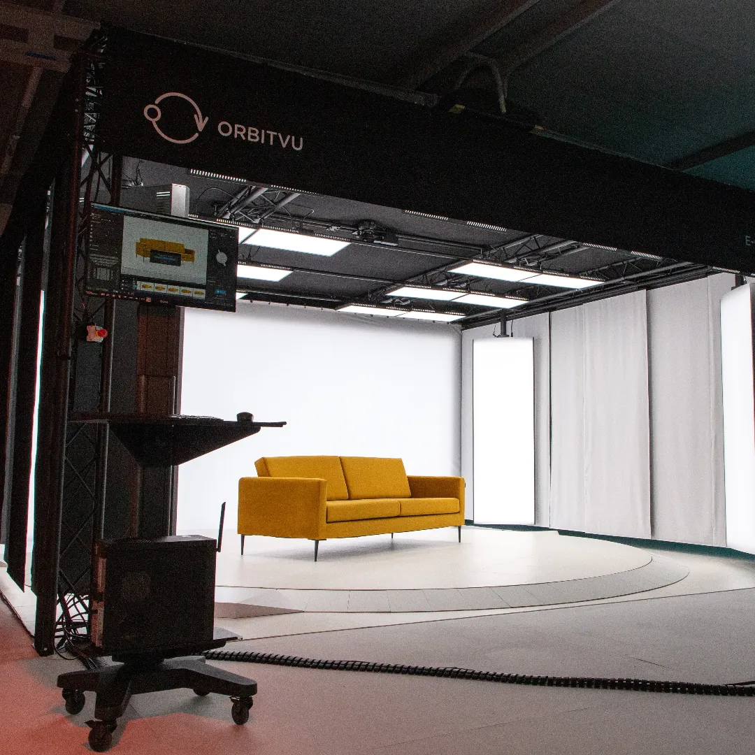Plataforma giratoria de fotografía 360 del estudio Orbitvu de mobiliario con sofá