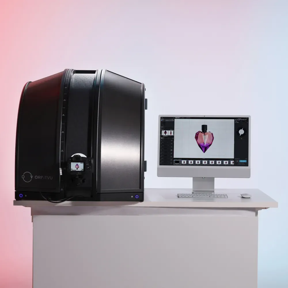 Operador fotografiando un producto cosmético con un dispositivo Orbitvu